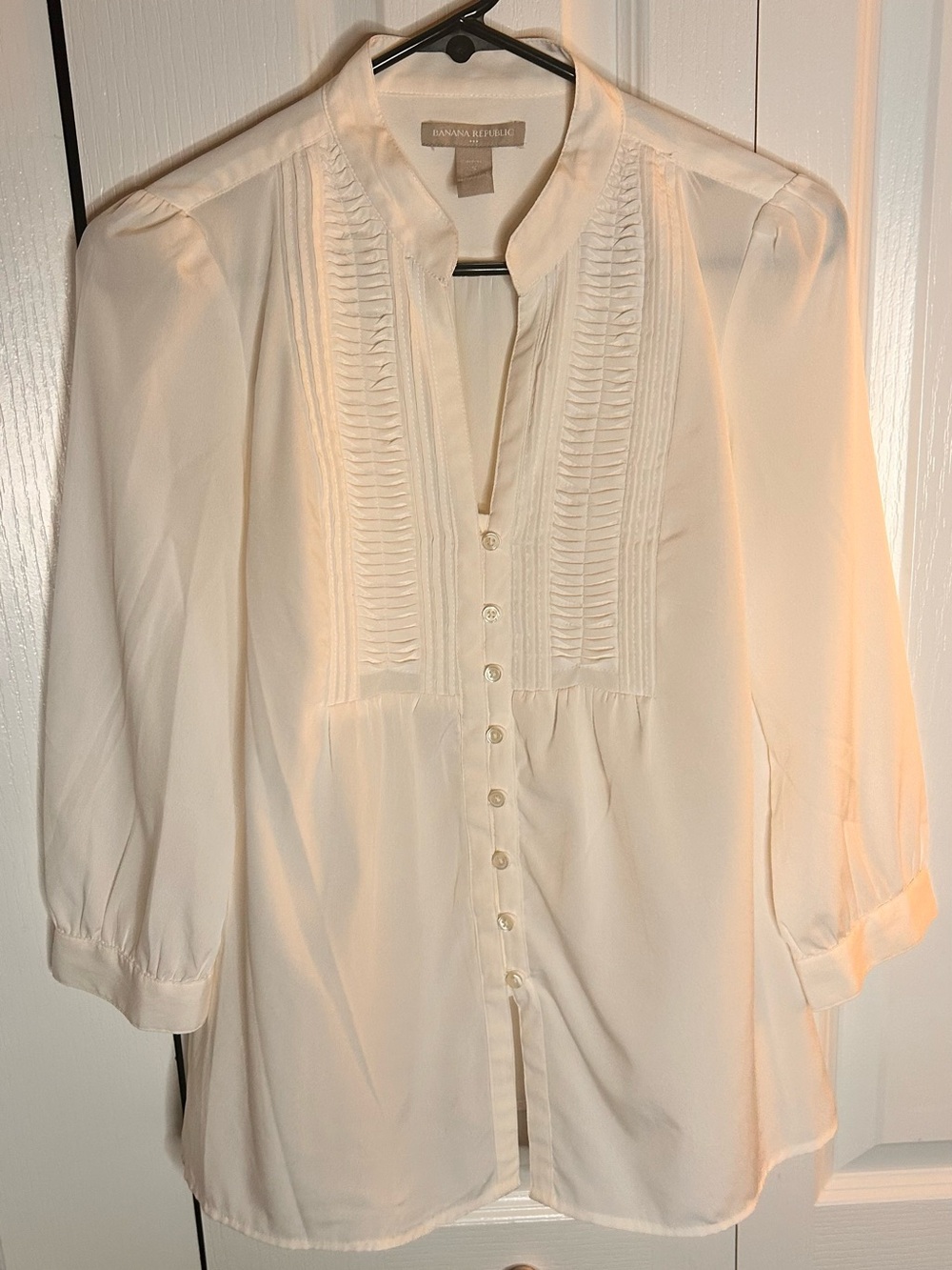 Banana Republic Women’s Size SP Cream Pintuck Button-Down V-Neck Blouse Top